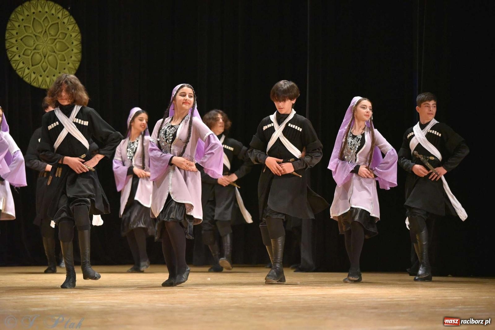 Zdjęcie w galerii na portalu naszraciborz.pl: Tseruli z Gruzji oraz Galicka Wiesiełka z Ukrainy na deskach RCK [FOTO i WIDEO] wiadomości z regionu