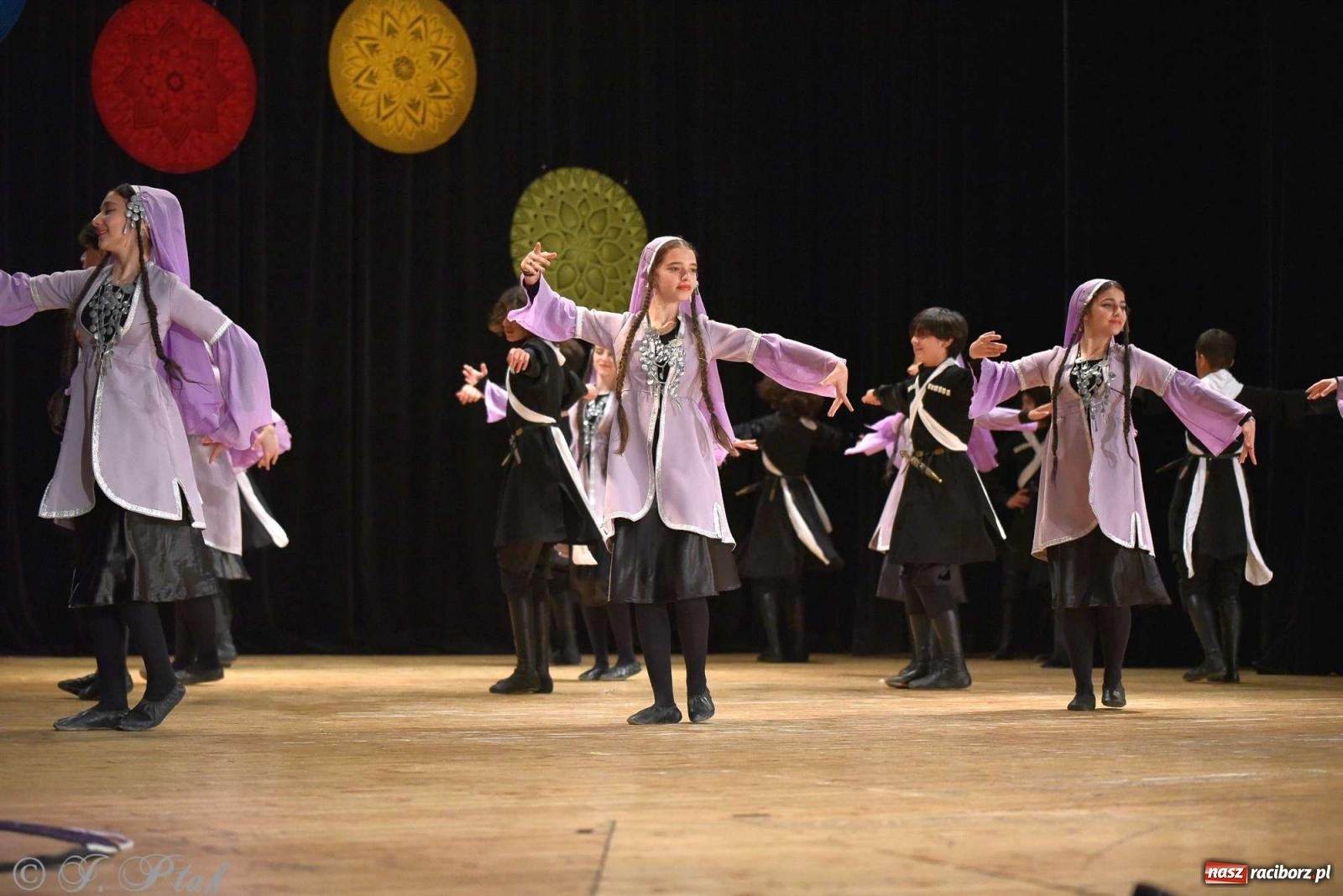 Zdjęcie w galerii na portalu naszraciborz.pl: Tseruli z Gruzji oraz Galicka Wiesiełka z Ukrainy na deskach RCK [FOTO i WIDEO] wiadomości z regionu