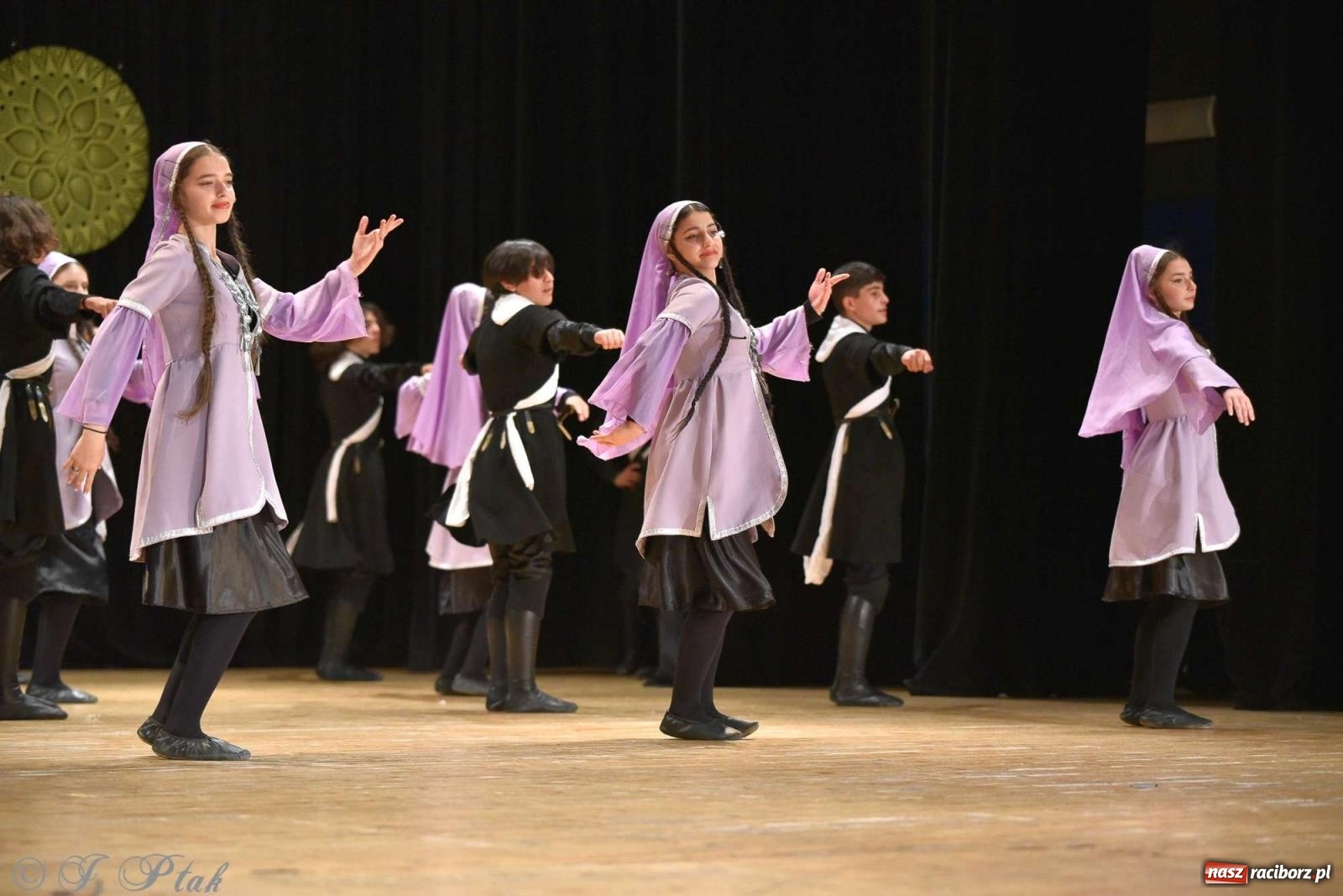 Zdjęcie w galerii na portalu naszraciborz.pl: Tseruli z Gruzji oraz Galicka Wiesiełka z Ukrainy na deskach RCK [FOTO i WIDEO] wiadomości z regionu