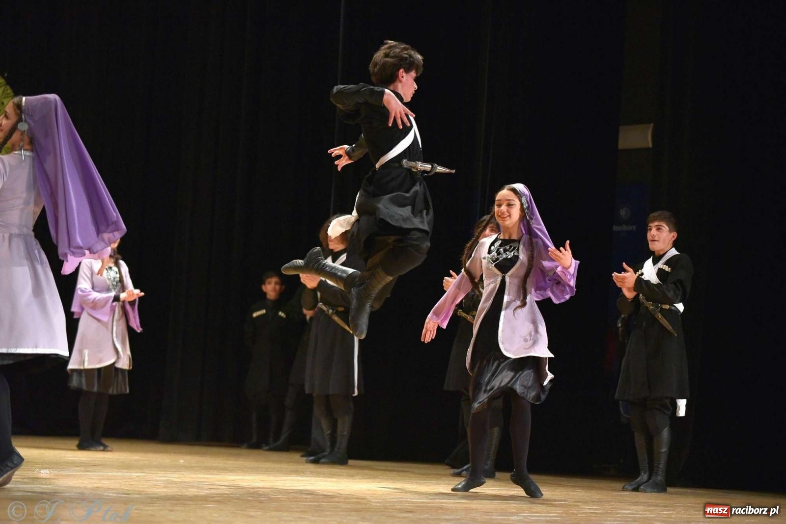 Zdjęcie w galerii na portalu naszraciborz.pl: Tseruli z Gruzji oraz Galicka Wiesiełka z Ukrainy na deskach RCK [FOTO i WIDEO] wiadomości z regionu