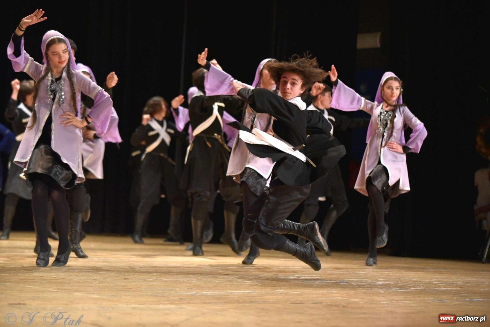 Zdjęcie w galerii na portalu naszraciborz.pl: Tseruli z Gruzji oraz Galicka Wiesiełka z Ukrainy na deskach RCK [FOTO i WIDEO] wiadomości z regionu