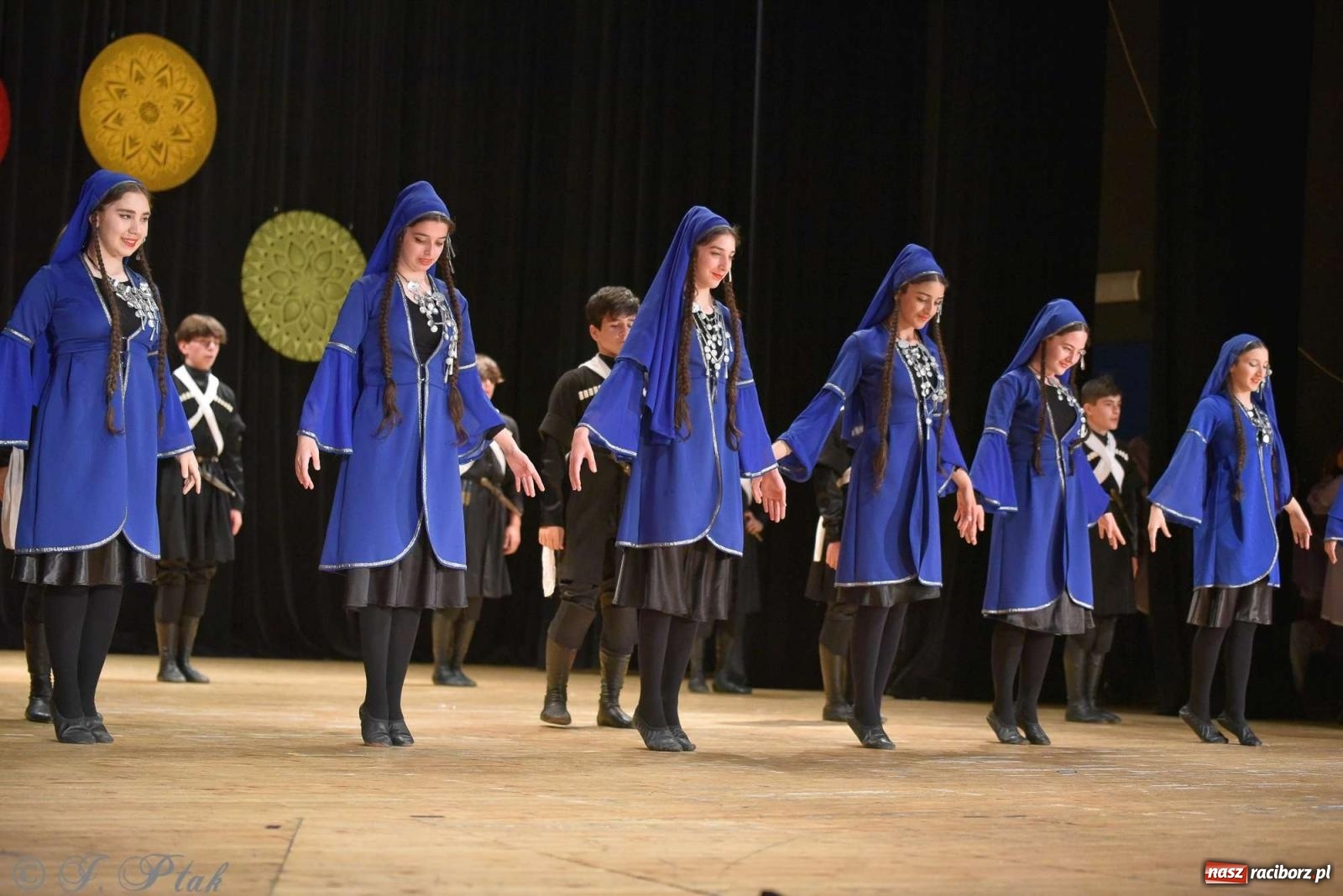 Zdjęcie w galerii na portalu naszraciborz.pl: Tseruli z Gruzji oraz Galicka Wiesiełka z Ukrainy na deskach RCK [FOTO i WIDEO] wiadomości z regionu