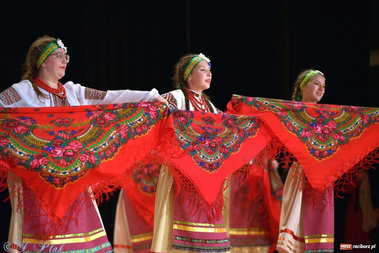 Zdjęcie w galerii na portalu naszraciborz.pl: Tseruli z Gruzji oraz Galicka Wiesiełka z Ukrainy na deskach RCK [FOTO i WIDEO] wiadomości z regionu