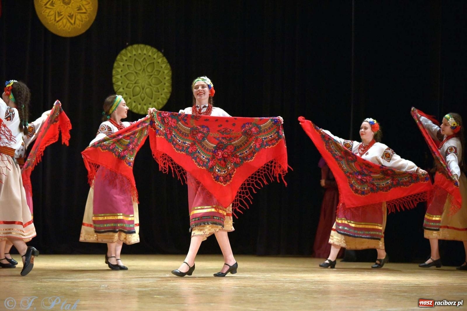 Zdjęcie w galerii na portalu naszraciborz.pl: Tseruli z Gruzji oraz Galicka Wiesiełka z Ukrainy na deskach RCK [FOTO i WIDEO] wiadomości z regionu