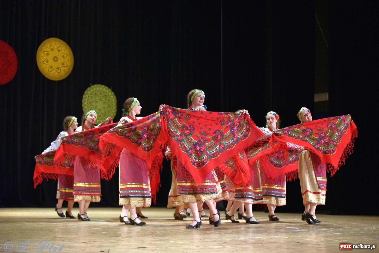 Zdjęcie w galerii na portalu naszraciborz.pl: Tseruli z Gruzji oraz Galicka Wiesiełka z Ukrainy na deskach RCK [FOTO i WIDEO] wiadomości z regionu