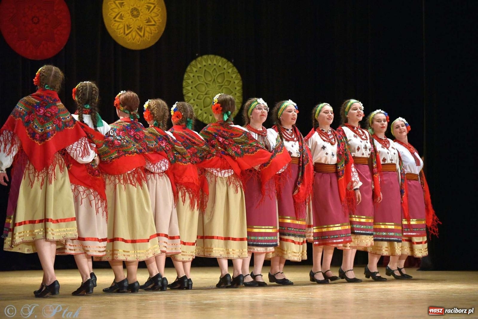 Zdjęcie w galerii na portalu naszraciborz.pl: Tseruli z Gruzji oraz Galicka Wiesiełka z Ukrainy na deskach RCK [FOTO i WIDEO] wiadomości z regionu