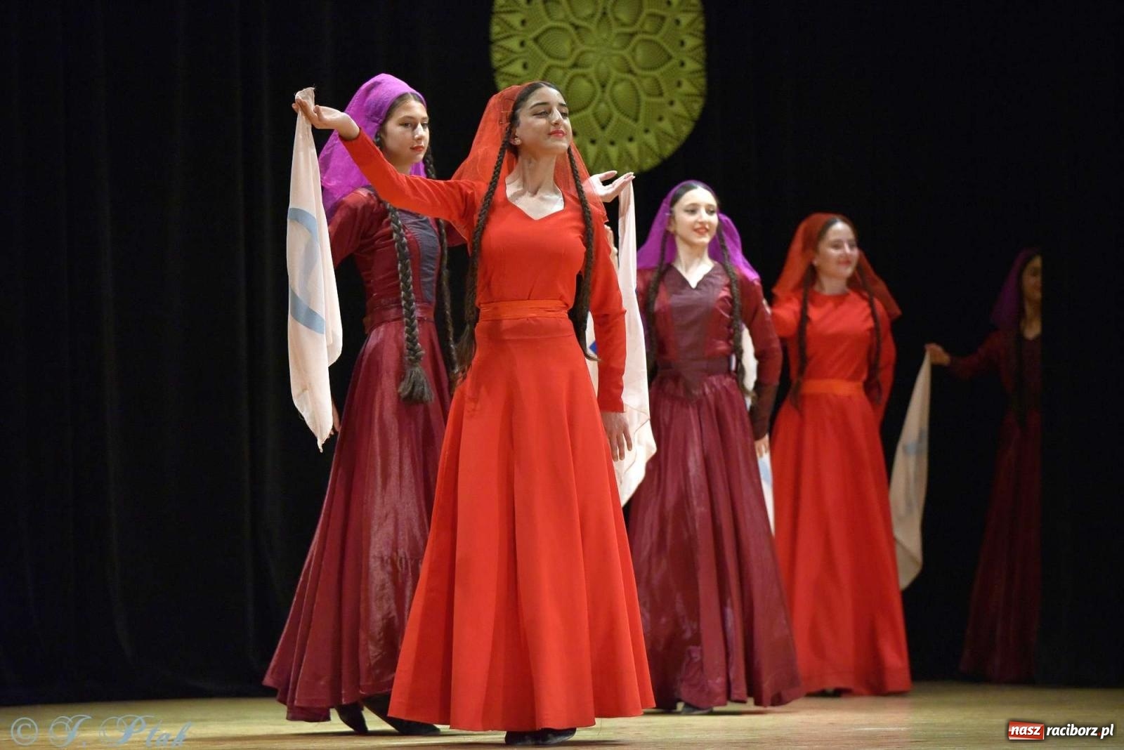 Zdjęcie w galerii na portalu naszraciborz.pl: Tseruli z Gruzji oraz Galicka Wiesiełka z Ukrainy na deskach RCK [FOTO i WIDEO] wiadomości z regionu