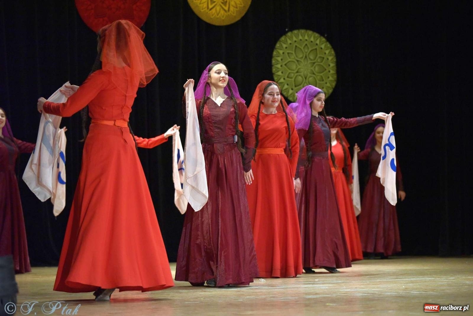 Zdjęcie w galerii na portalu naszraciborz.pl: Tseruli z Gruzji oraz Galicka Wiesiełka z Ukrainy na deskach RCK [FOTO i WIDEO] wiadomości z regionu