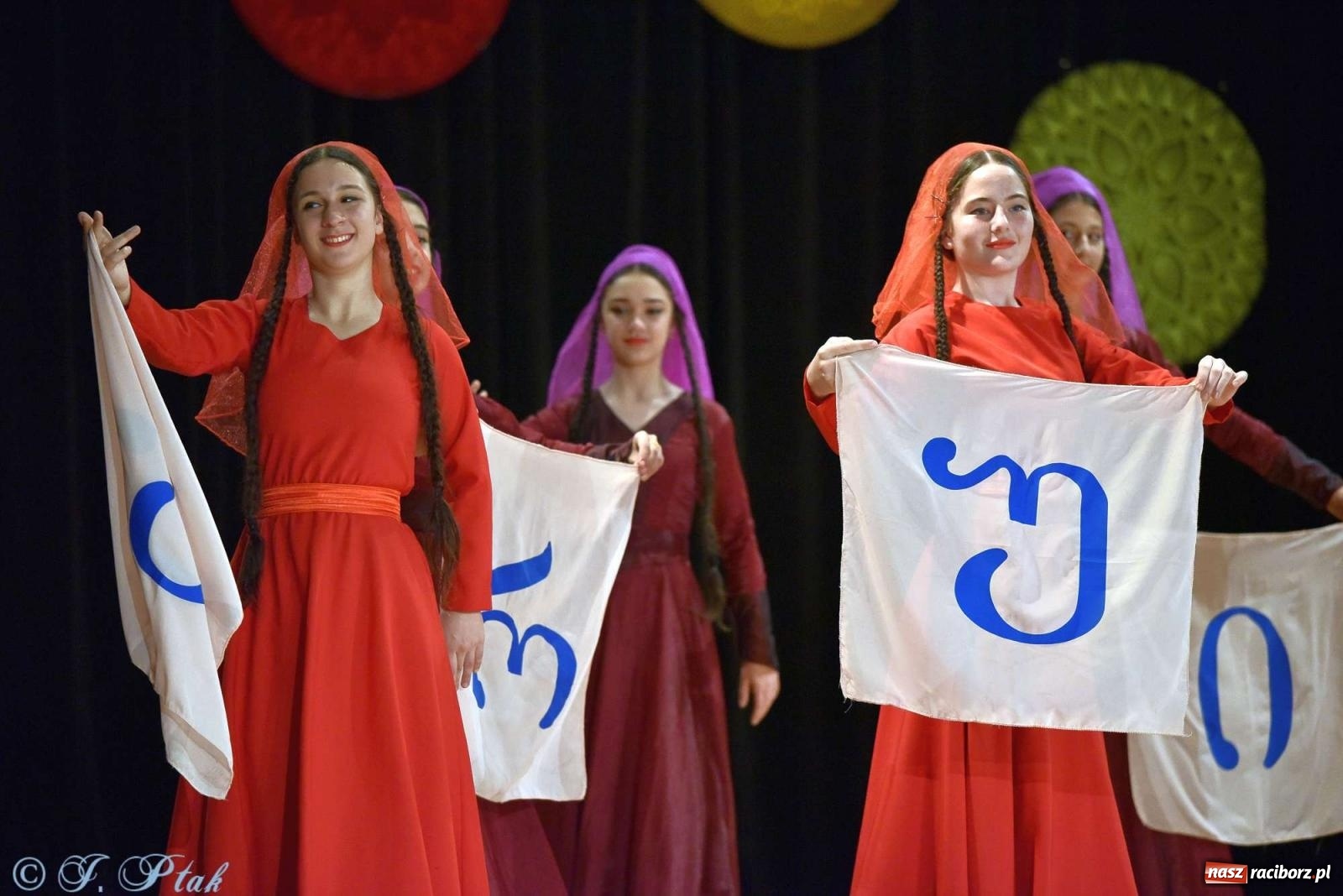 Zdjęcie w galerii na portalu naszraciborz.pl: Tseruli z Gruzji oraz Galicka Wiesiełka z Ukrainy na deskach RCK [FOTO i WIDEO] wiadomości z regionu