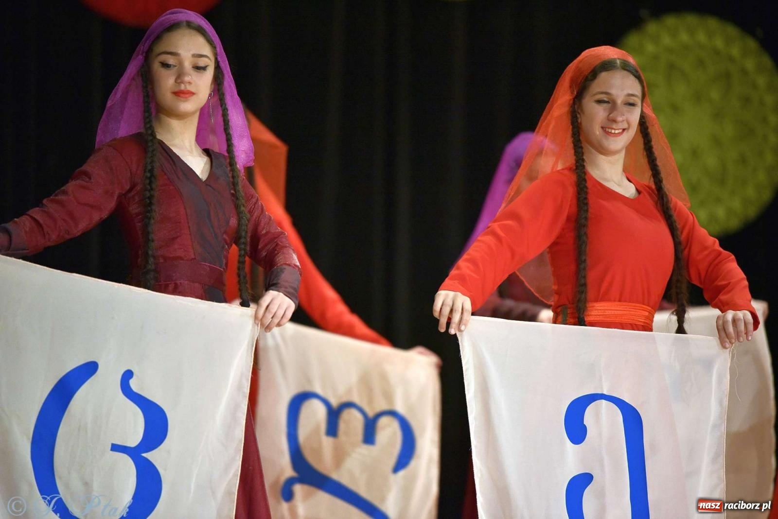 Zdjęcie w galerii na portalu naszraciborz.pl: Tseruli z Gruzji oraz Galicka Wiesiełka z Ukrainy na deskach RCK [FOTO i WIDEO] wiadomości z regionu