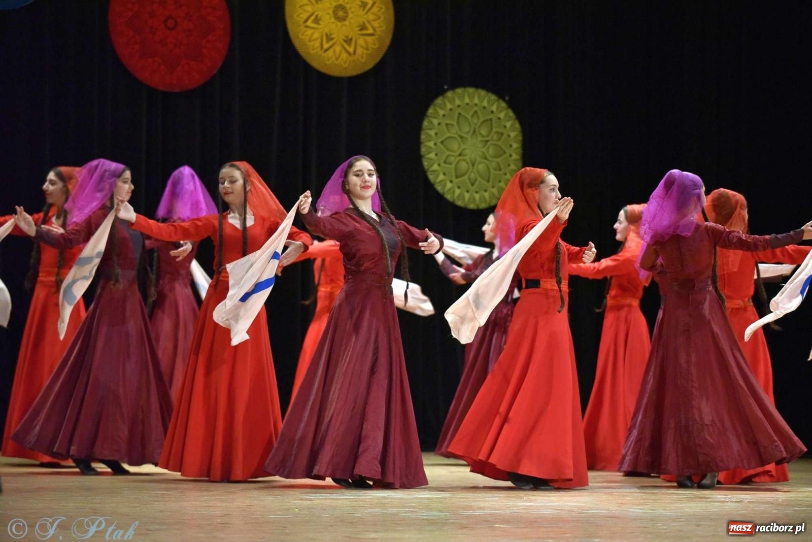 Zdjęcie w galerii na portalu naszraciborz.pl: Tseruli z Gruzji oraz Galicka Wiesiełka z Ukrainy na deskach RCK [FOTO i WIDEO] wiadomości z regionu