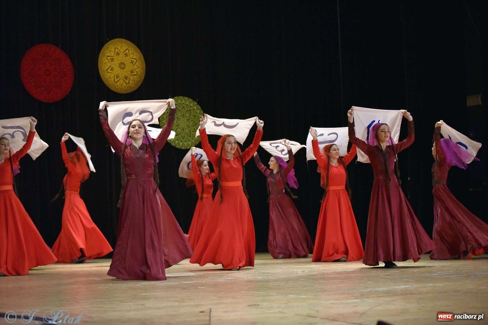 Zdjęcie w galerii na portalu naszraciborz.pl: Tseruli z Gruzji oraz Galicka Wiesiełka z Ukrainy na deskach RCK [FOTO i WIDEO] wiadomości z regionu