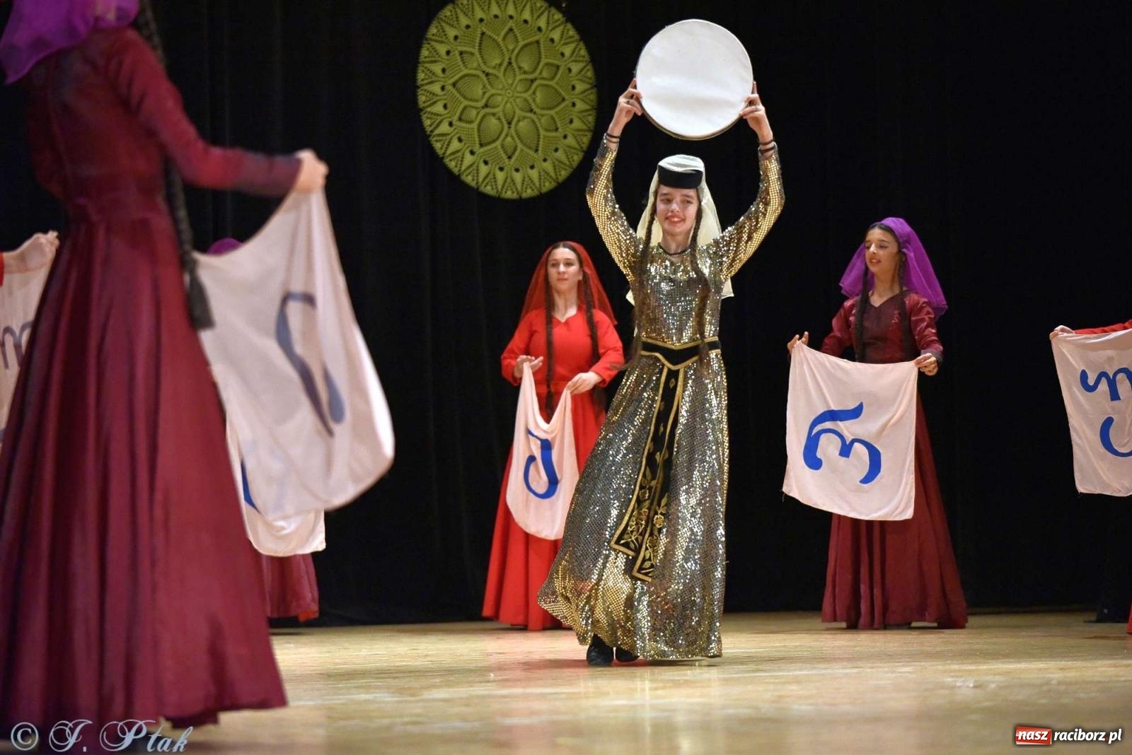 Zdjęcie w galerii na portalu naszraciborz.pl: Tseruli z Gruzji oraz Galicka Wiesiełka z Ukrainy na deskach RCK [FOTO i WIDEO] wiadomości z regionu