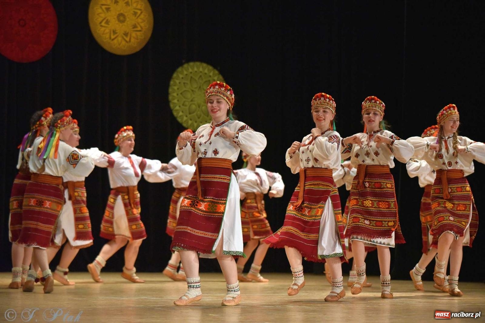 Zdjęcie w galerii na portalu naszraciborz.pl: Tseruli z Gruzji oraz Galicka Wiesiełka z Ukrainy na deskach RCK [FOTO i WIDEO] wiadomości z regionu