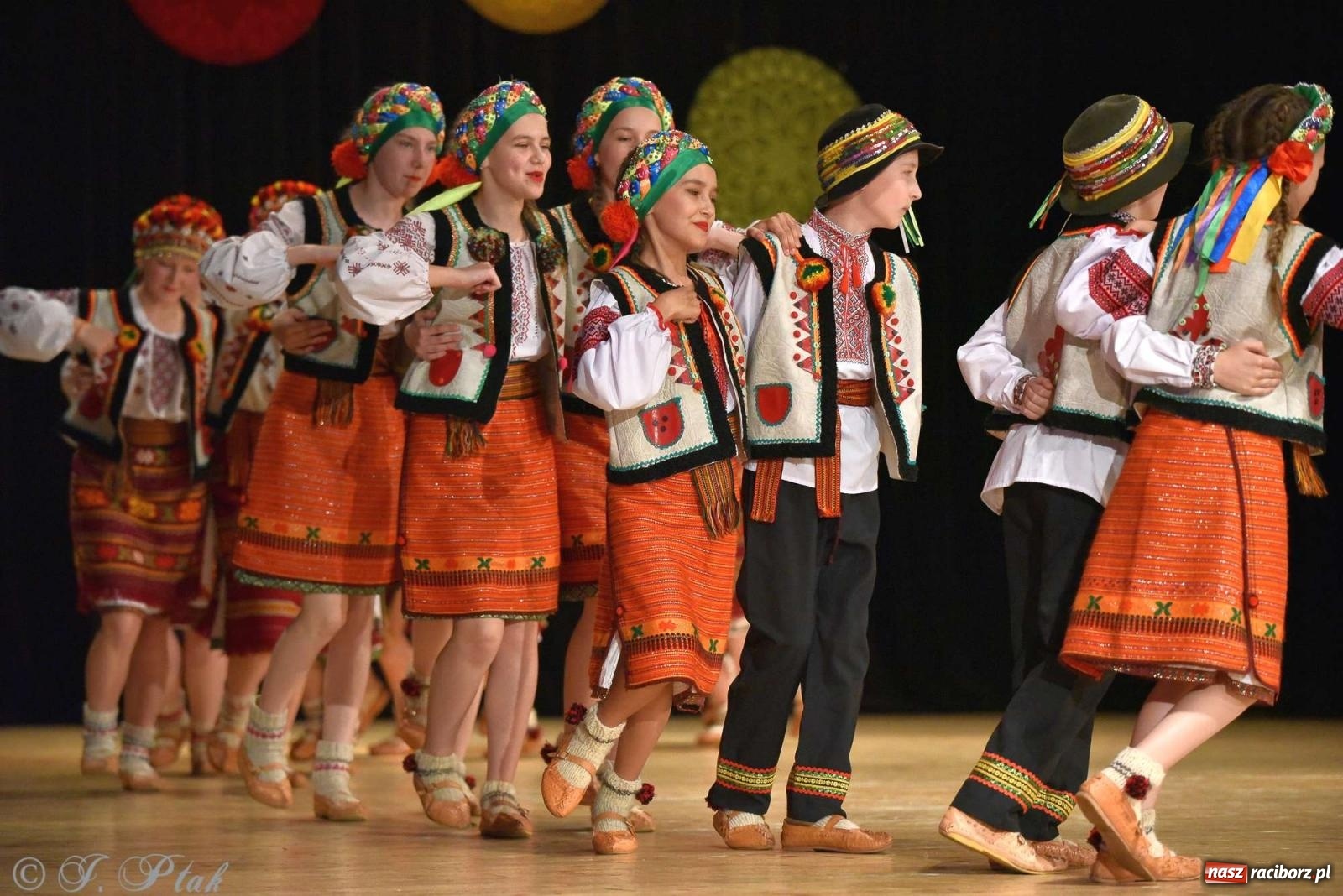 Zdjęcie w galerii na portalu naszraciborz.pl: Tseruli z Gruzji oraz Galicka Wiesiełka z Ukrainy na deskach RCK [FOTO i WIDEO] wiadomości z regionu