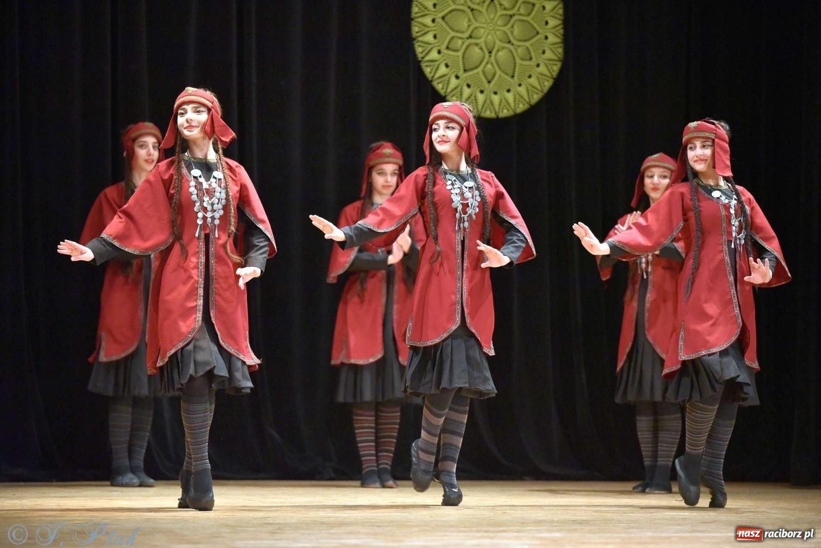 Zdjęcie w galerii na portalu naszraciborz.pl: Tseruli z Gruzji oraz Galicka Wiesiełka z Ukrainy na deskach RCK [FOTO i WIDEO] wiadomości z regionu