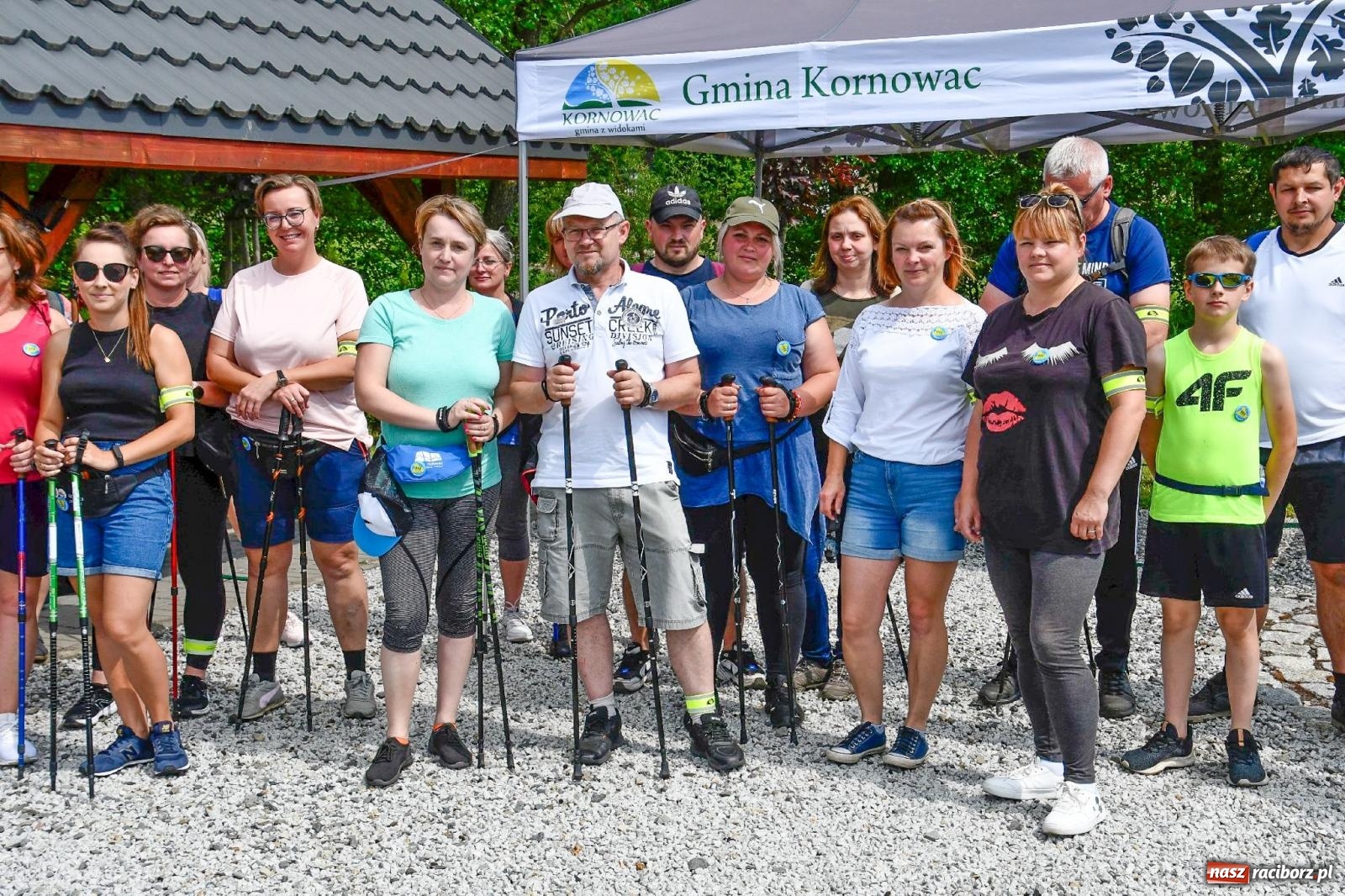 Zdjęcie w galerii na portalu naszraciborz.pl: Przemierzali z kijkami gminę z widokami wiadomości z regionu