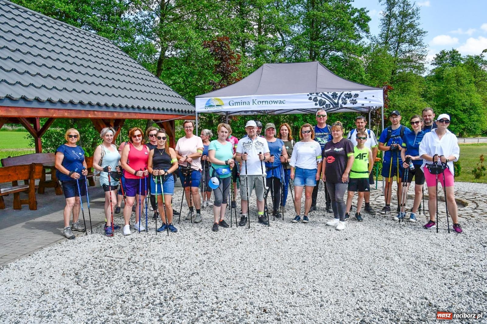 Zdjęcie w galerii na portalu naszraciborz.pl: Przemierzali z kijkami gminę z widokami wiadomości z regionu