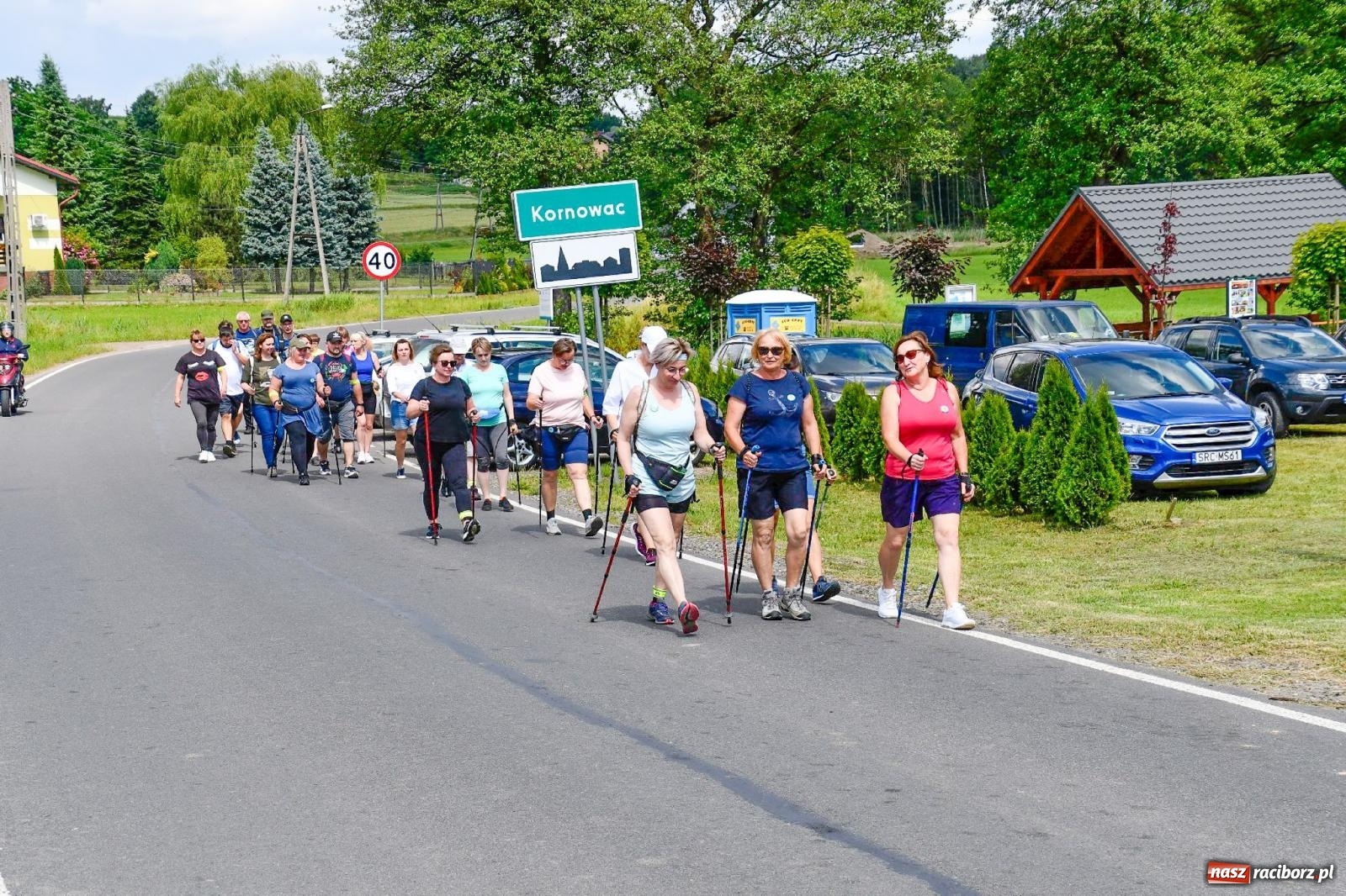 Zdjęcie w galerii na portalu naszraciborz.pl: Przemierzali z kijkami gminę z widokami wiadomości z regionu