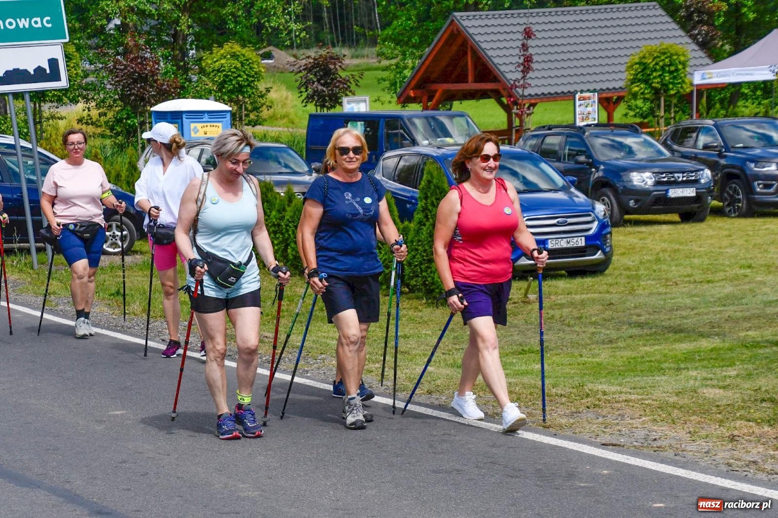 Zdjęcie w galerii na portalu naszraciborz.pl: Przemierzali z kijkami gminę z widokami wiadomości z regionu