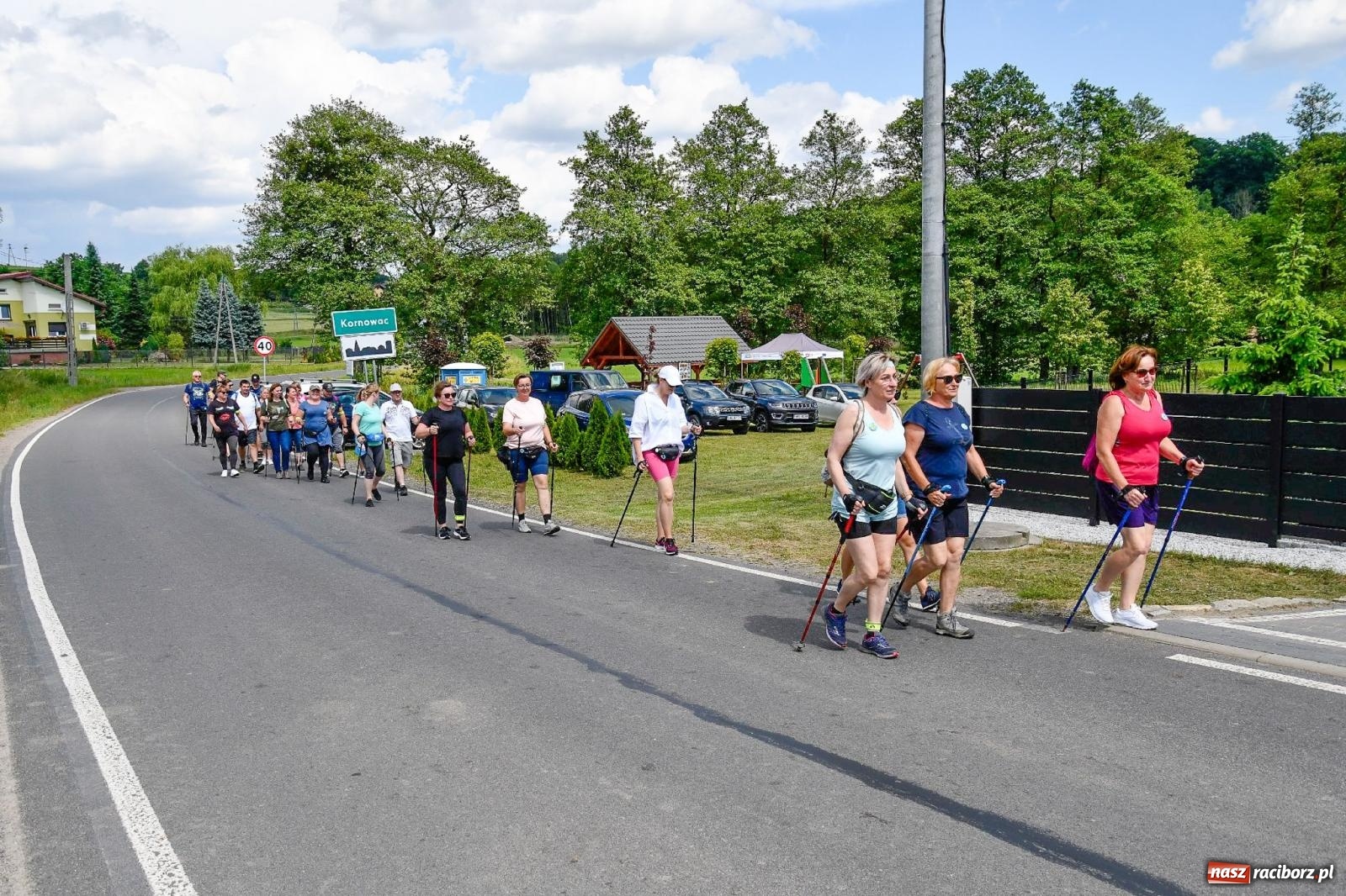 Zdjęcie w galerii na portalu naszraciborz.pl: Przemierzali z kijkami gminę z widokami wiadomości z regionu