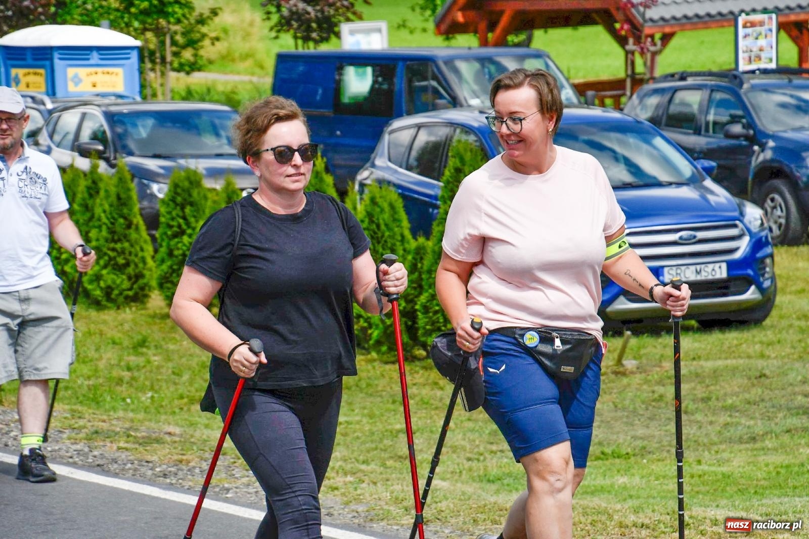 Zdjęcie w galerii na portalu naszraciborz.pl: Przemierzali z kijkami gminę z widokami wiadomości z regionu