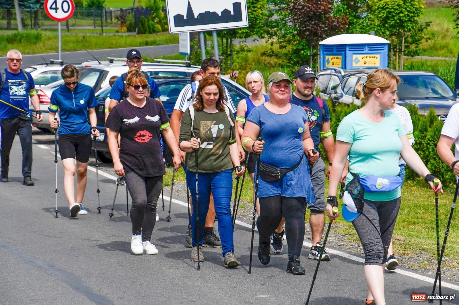 Zdjęcie w galerii na portalu naszraciborz.pl: Przemierzali z kijkami gminę z widokami wiadomości z regionu