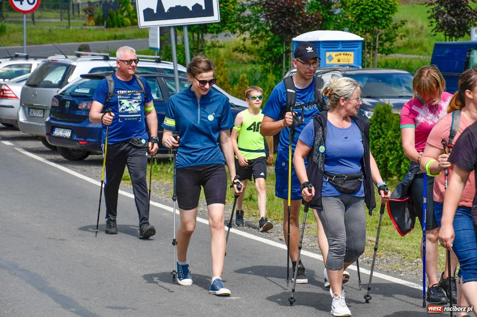 Zdjęcie w galerii na portalu naszraciborz.pl: Przemierzali z kijkami gminę z widokami wiadomości z regionu