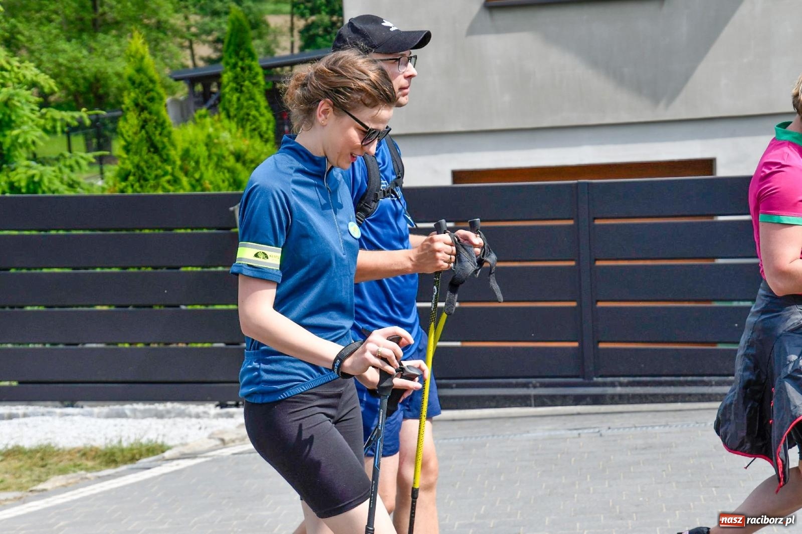 Zdjęcie w galerii na portalu naszraciborz.pl: Przemierzali z kijkami gminę z widokami wiadomości z regionu