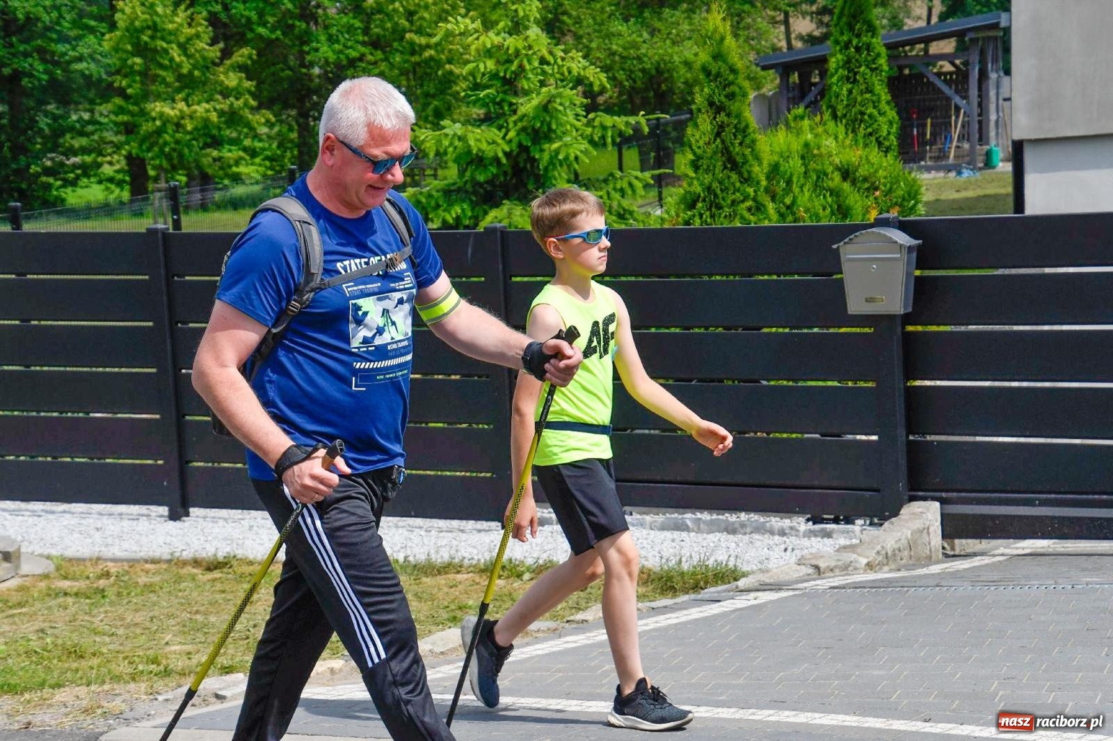 Zdjęcie w galerii na portalu naszraciborz.pl: Przemierzali z kijkami gminę z widokami wiadomości z regionu