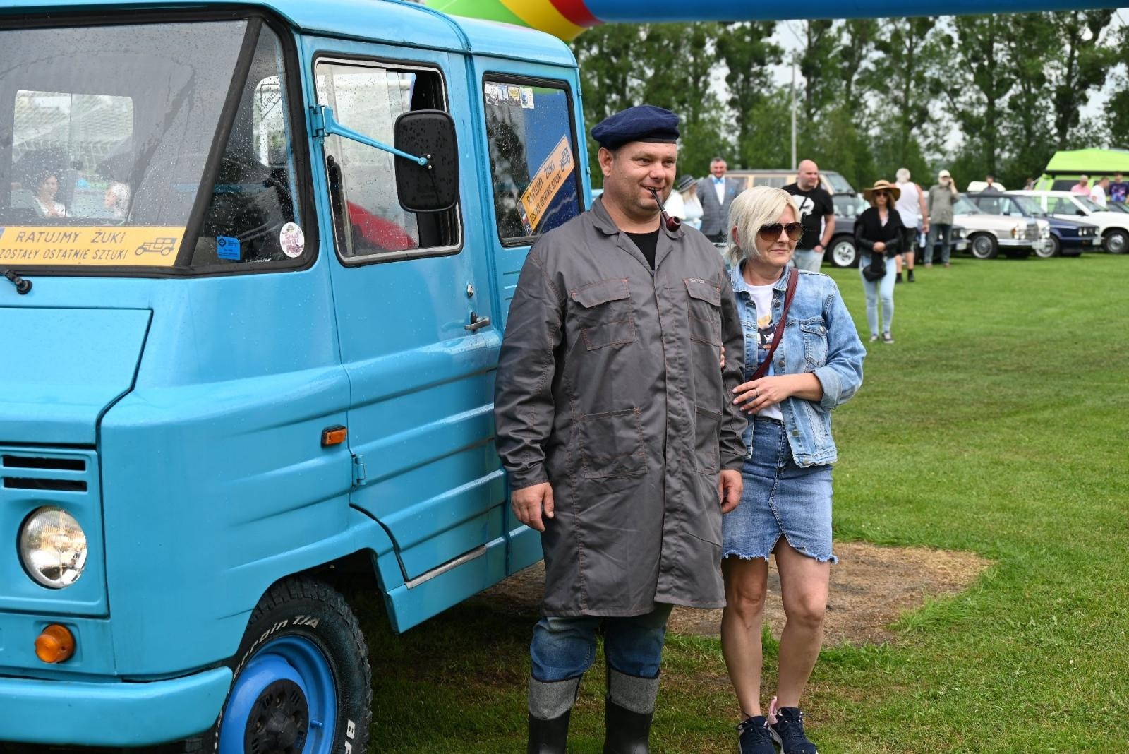Zdjęcie w galerii na portalu naszraciborz.pl: Zlot w Zabełkowie. Stroje skrojone pod model oldtimera  wiadomości z regionu
