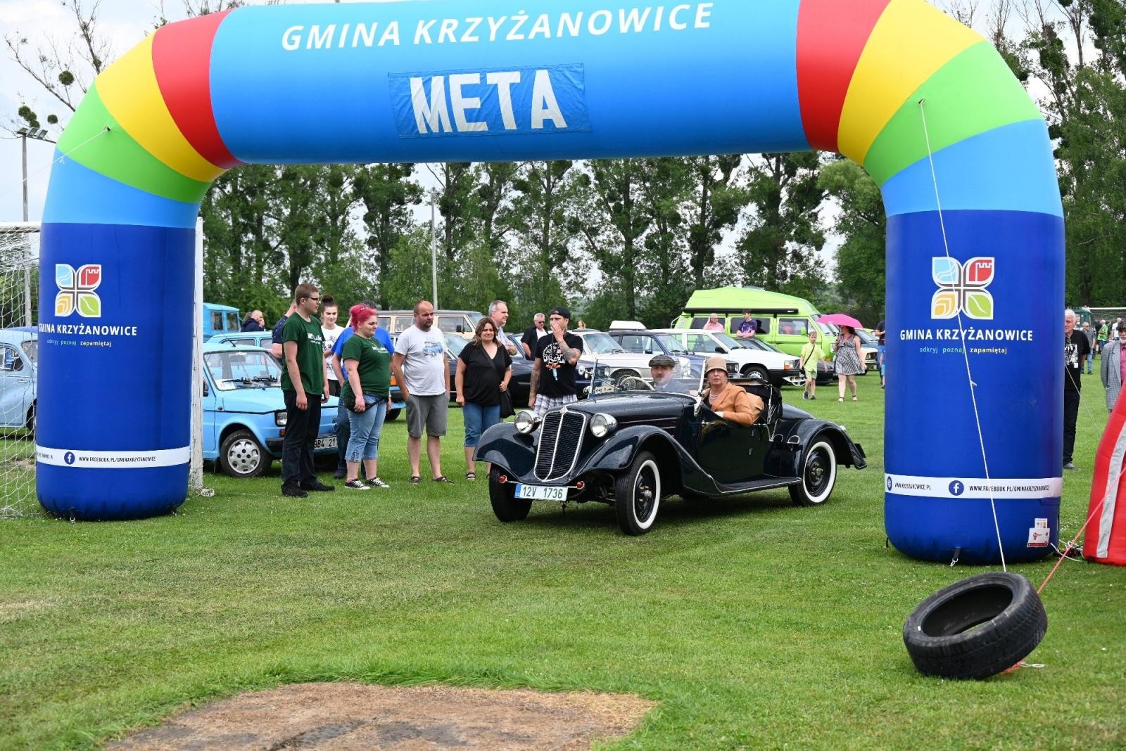 Zdjęcie w galerii na portalu naszraciborz.pl: Zlot w Zabełkowie. Stroje skrojone pod model oldtimera  wiadomości z regionu