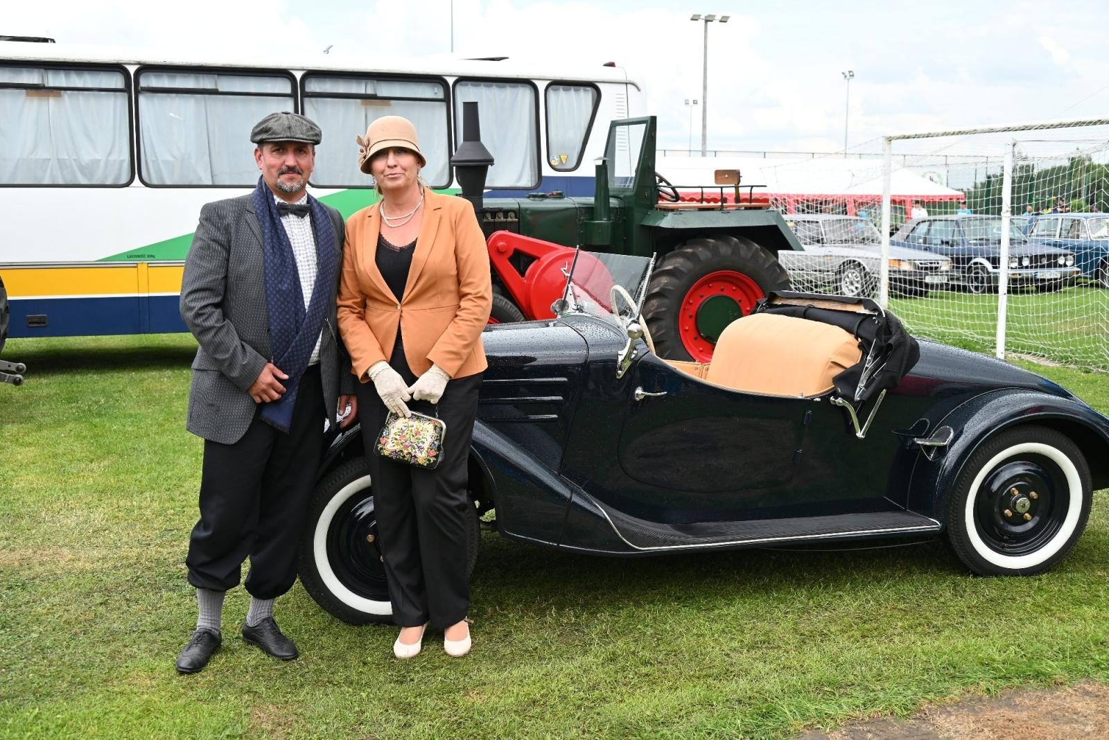 Zdjęcie w galerii na portalu naszraciborz.pl: Zlot w Zabełkowie. Stroje skrojone pod model oldtimera  wiadomości z regionu