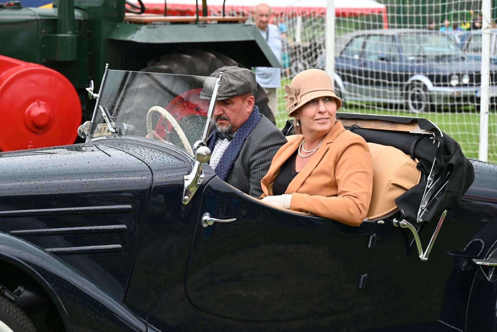 Zdjęcie w galerii na portalu naszraciborz.pl: Zlot w Zabełkowie. Stroje skrojone pod model oldtimera  wiadomości z regionu