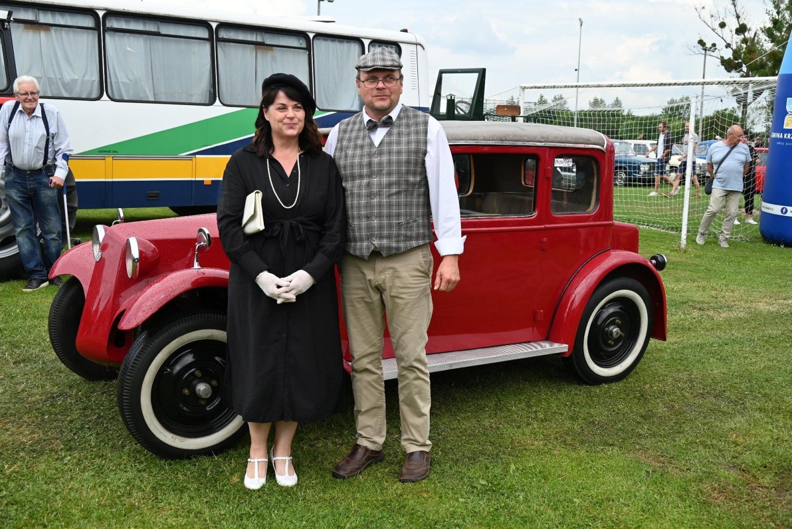 Zdjęcie w galerii na portalu naszraciborz.pl: Zlot w Zabełkowie. Stroje skrojone pod model oldtimera  wiadomości z regionu