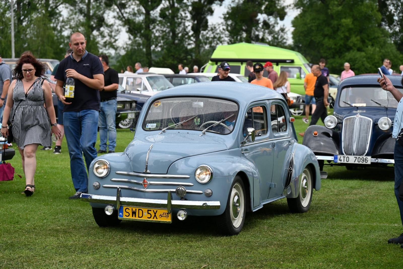 Zdjęcie w galerii na portalu naszraciborz.pl: Zlot w Zabełkowie. Stroje skrojone pod model oldtimera  wiadomości z regionu