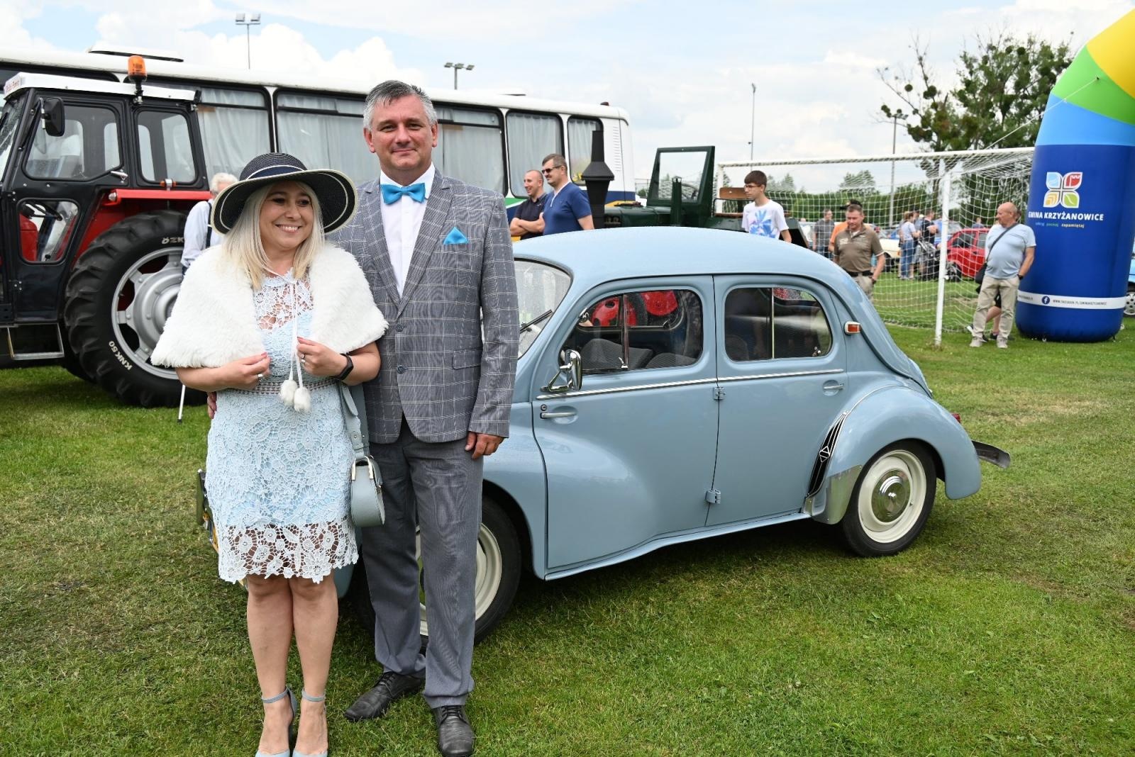 Zdjęcie w galerii na portalu naszraciborz.pl: Zlot w Zabełkowie. Stroje skrojone pod model oldtimera  wiadomości z regionu