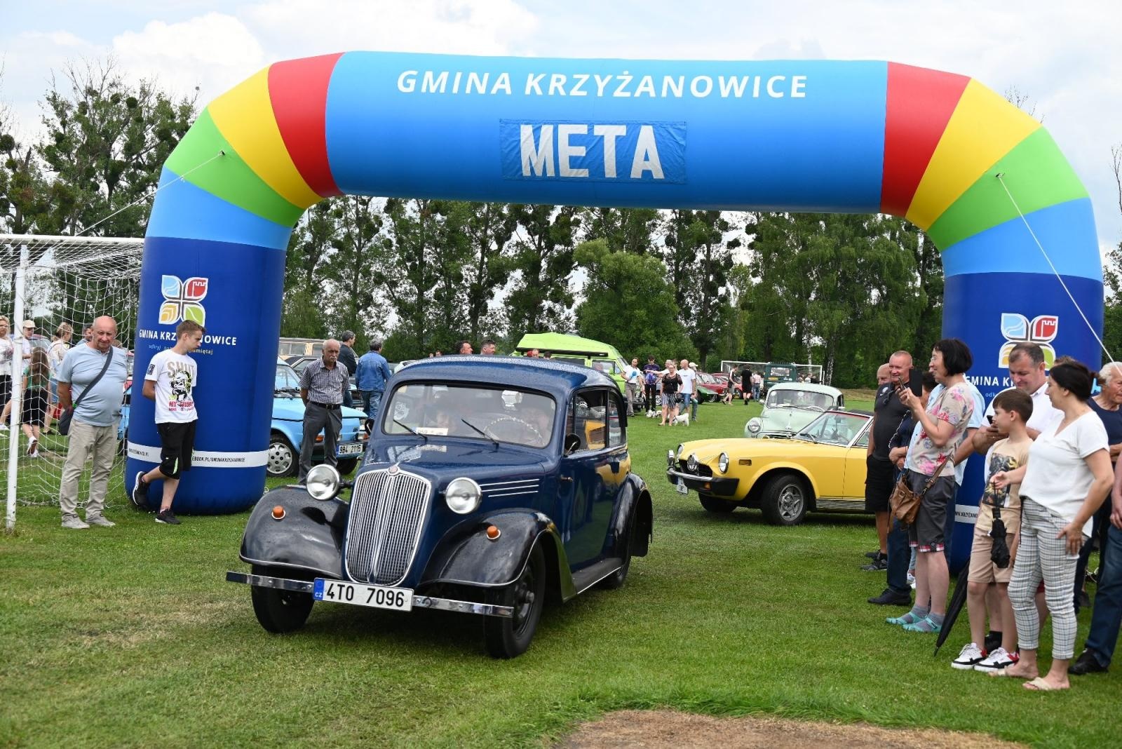 Zdjęcie w galerii na portalu naszraciborz.pl: Zlot w Zabełkowie. Stroje skrojone pod model oldtimera  wiadomości z regionu