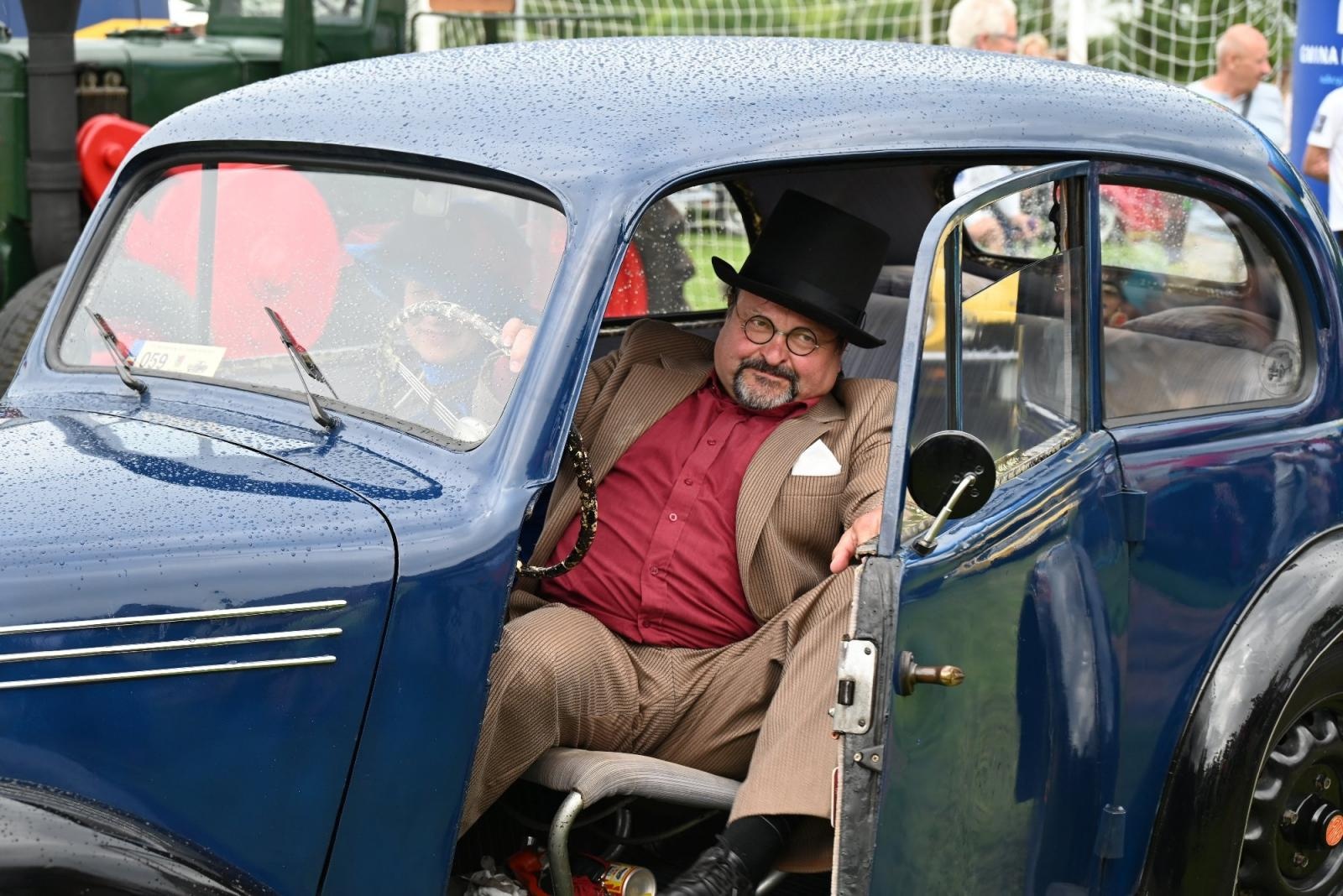 Zdjęcie w galerii na portalu naszraciborz.pl: Zlot w Zabełkowie. Stroje skrojone pod model oldtimera  wiadomości z regionu