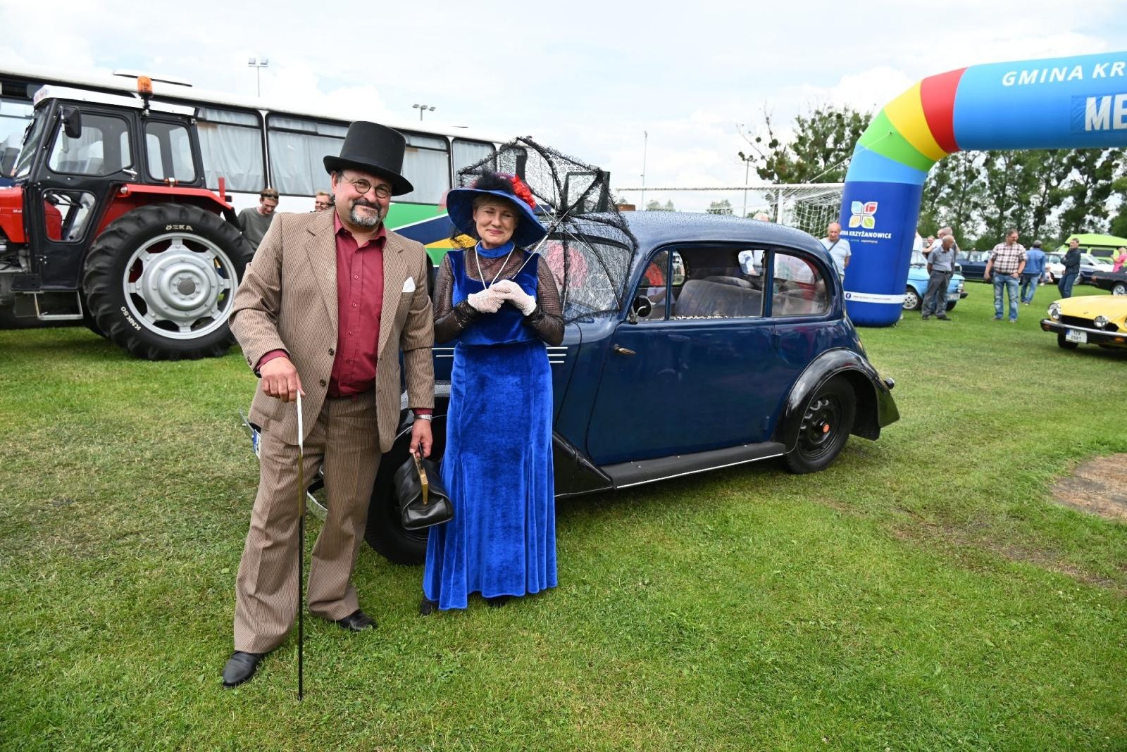 Zdjęcie w galerii na portalu naszraciborz.pl: Zlot w Zabełkowie. Stroje skrojone pod model oldtimera  wiadomości z regionu
