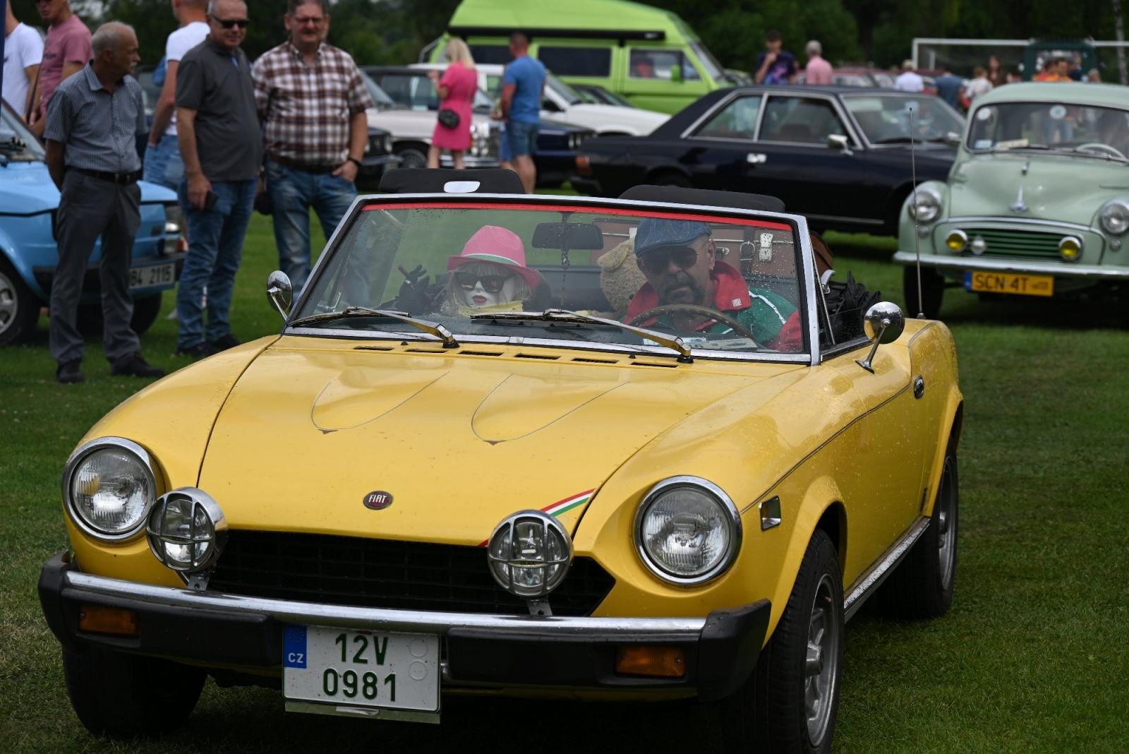 Zdjęcie w galerii na portalu naszraciborz.pl: Zlot w Zabełkowie. Stroje skrojone pod model oldtimera  wiadomości z regionu