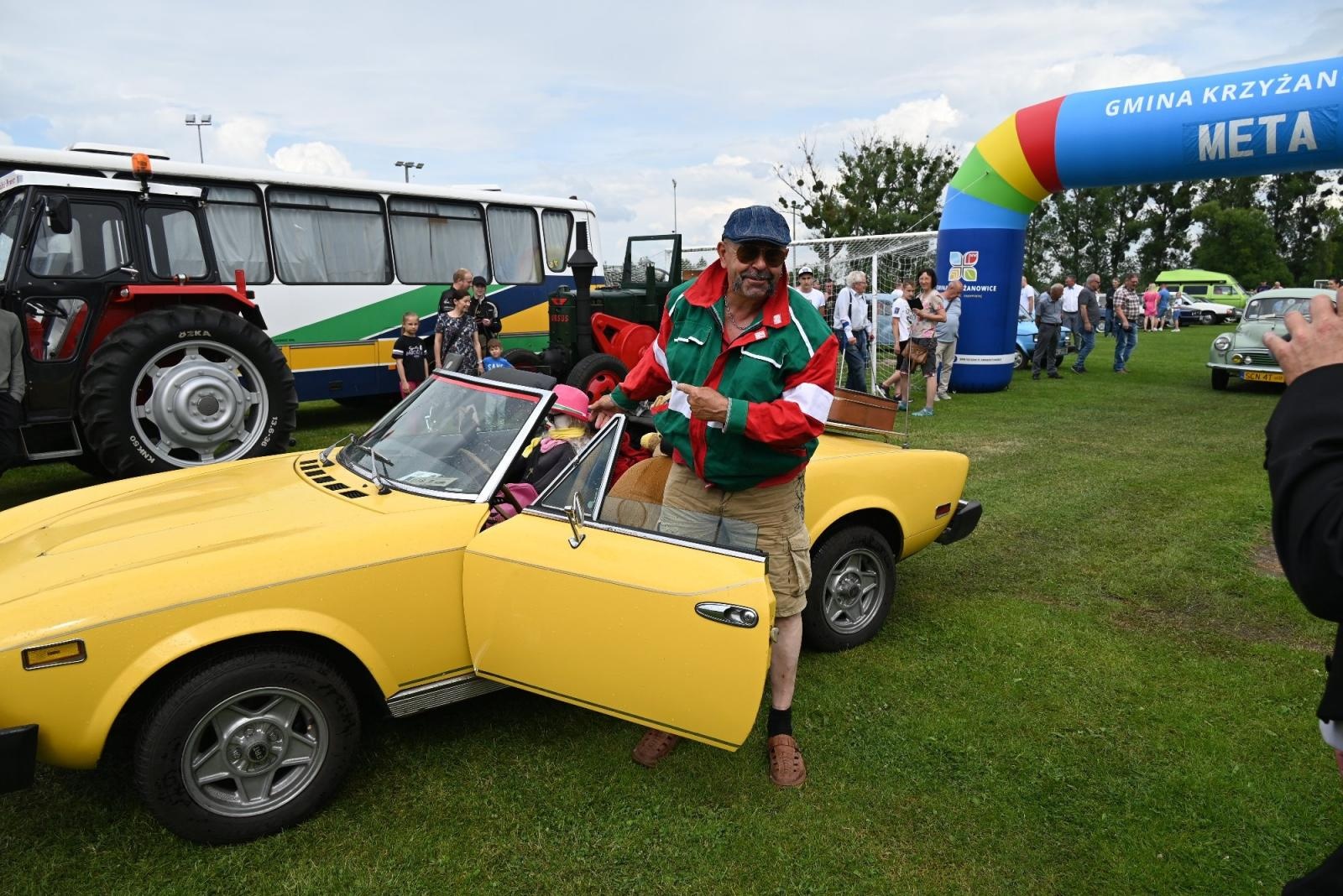 Zdjęcie w galerii na portalu naszraciborz.pl: Zlot w Zabełkowie. Stroje skrojone pod model oldtimera  wiadomości z regionu