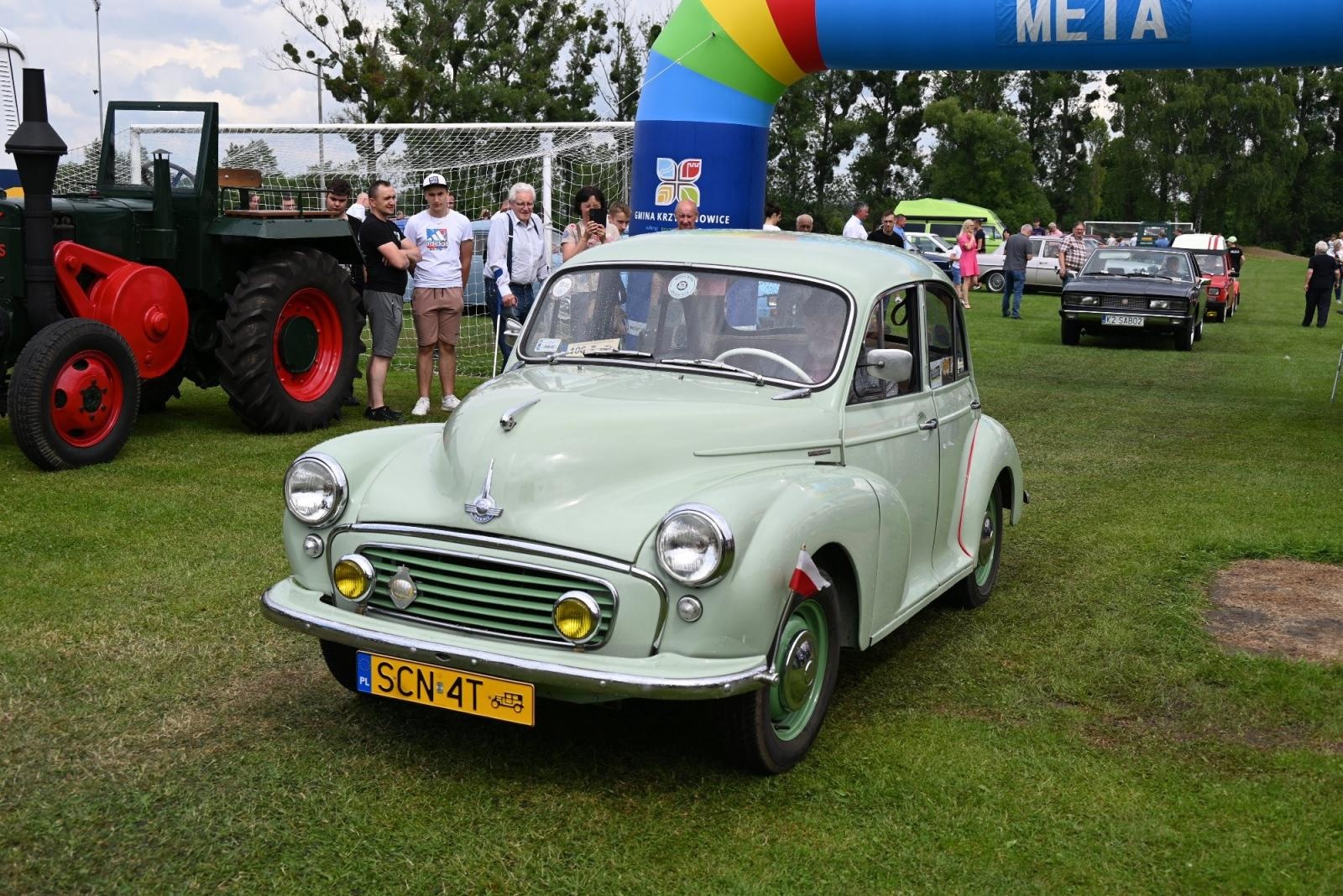 Zdjęcie w galerii na portalu naszraciborz.pl: Zlot w Zabełkowie. Stroje skrojone pod model oldtimera  wiadomości z regionu