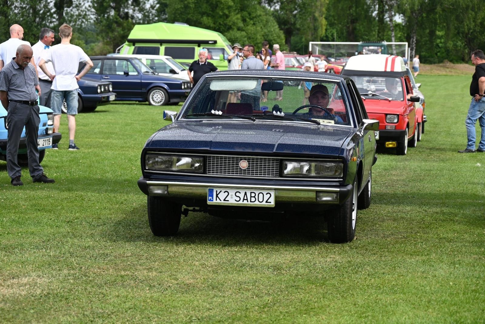 Zdjęcie w galerii na portalu naszraciborz.pl: Zlot w Zabełkowie. Stroje skrojone pod model oldtimera  wiadomości z regionu