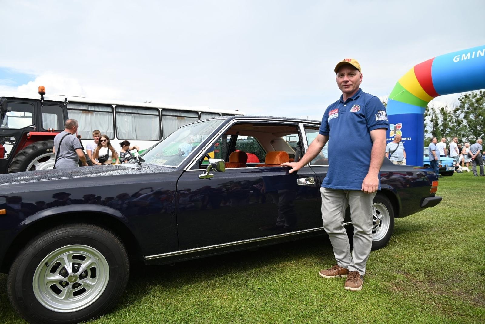 Zdjęcie w galerii na portalu naszraciborz.pl: Zlot w Zabełkowie. Stroje skrojone pod model oldtimera  wiadomości z regionu