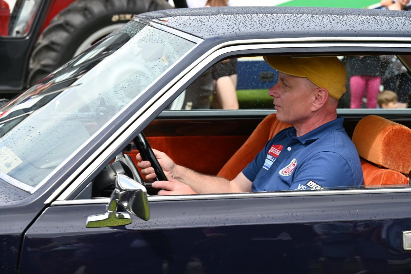 Zdjęcie w galerii na portalu naszraciborz.pl: Zlot w Zabełkowie. Stroje skrojone pod model oldtimera  wiadomości z regionu