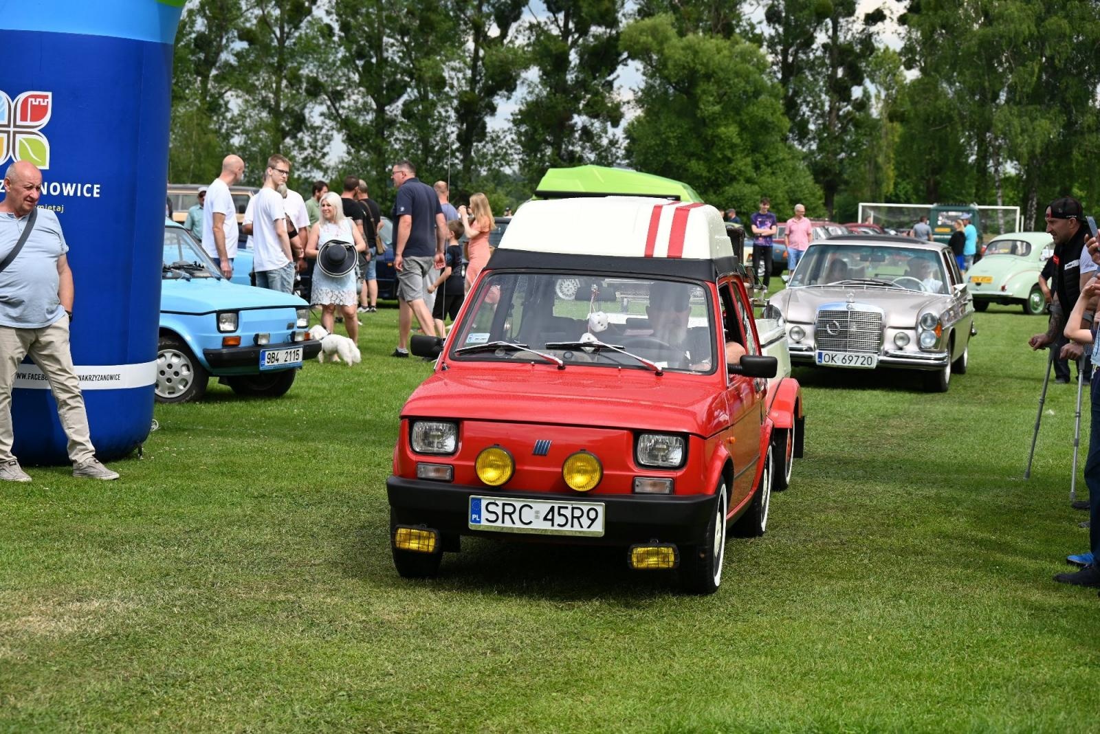 Zdjęcie w galerii na portalu naszraciborz.pl: Zlot w Zabełkowie. Stroje skrojone pod model oldtimera  wiadomości z regionu