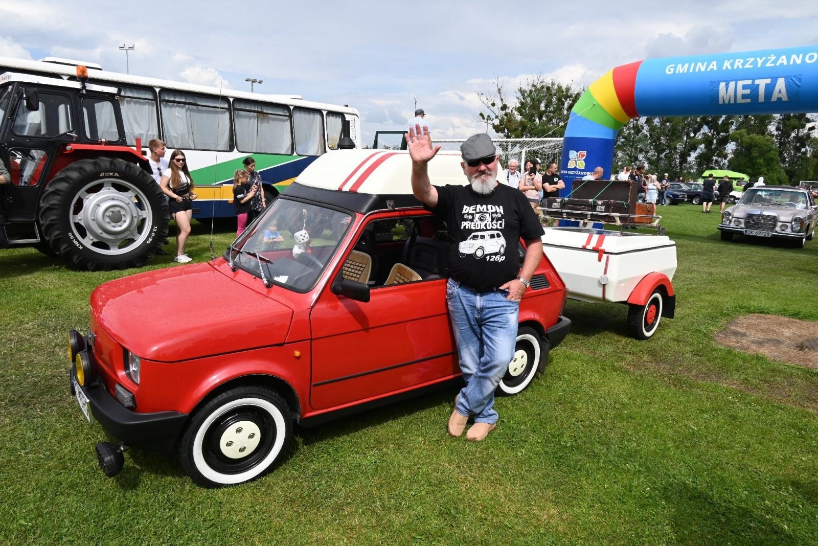 Zdjęcie w galerii na portalu naszraciborz.pl: Zlot w Zabełkowie. Stroje skrojone pod model oldtimera  wiadomości z regionu