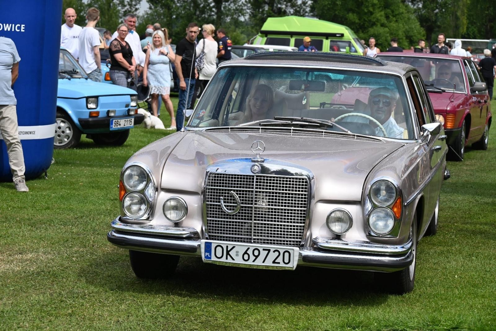 Zdjęcie w galerii na portalu naszraciborz.pl: Zlot w Zabełkowie. Stroje skrojone pod model oldtimera  wiadomości z regionu
