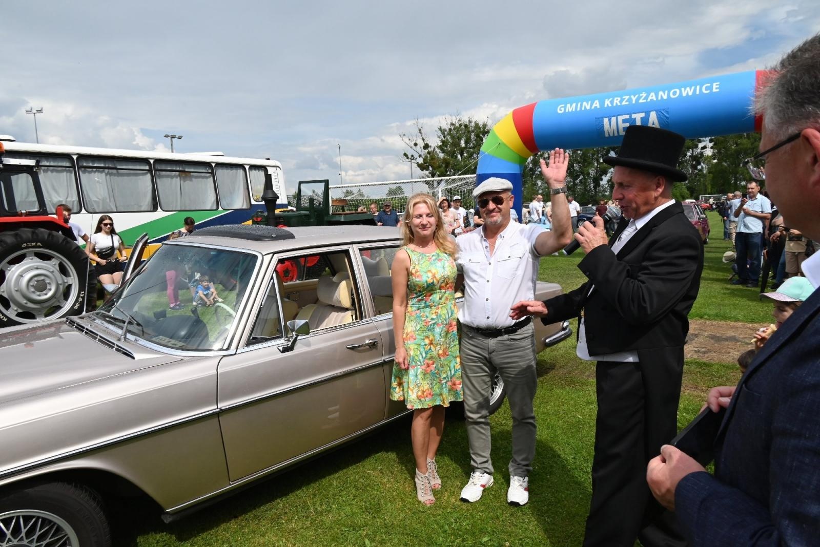 Zdjęcie w galerii na portalu naszraciborz.pl: Zlot w Zabełkowie. Stroje skrojone pod model oldtimera  wiadomości z regionu
